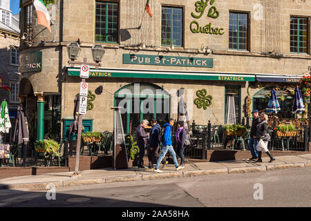 Quebec City, Kanada - 4. Oktober 2019: Pub St Patrick auf der Rue Saint Jean Stockfoto