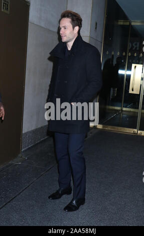 New York, NY, USA. Nov, 2019 19. Taylor Kitsch in der NBC Today Show gesehen, die Förderung der neue Film, 21 Brücken am 19. November 2019 in New York City. Credit: Rw/Medien Punch/Alamy leben Nachrichten Stockfoto