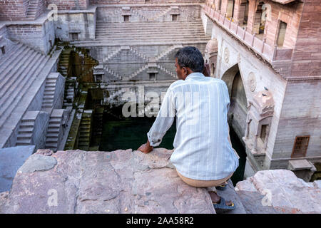 Ein Mann am stepwell Toorji Ka Jhalra in Jodhpur, Rajasthan, Indien Stockfoto