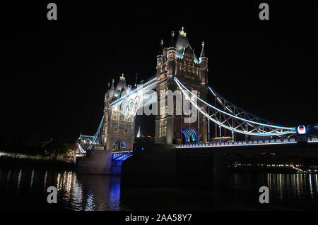 Hier mal einen Blick auf die Tower Bridge mit der Olympischen Ringe während den Olympischen Spielen in London im Jahr 2012 Stockfoto