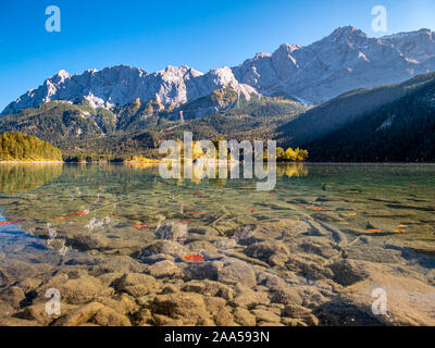 Panorama Bild der Eibsee im Herbst mit der Zudspitze im Hintergrund und Wasser Reflexionen Stockfoto