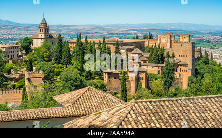 Panoramische Sicht mit der Alhambra Palast wie aus dem Generalife in Granada zu sehen. Andalusien, Spanien. Stockfoto