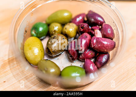 Makro Nahaufnahme der sortierten Oliven aus Kunststoff Behälter aus dem Lebensmittelgeschäft bar mit marinierten Kalamata und grüne Sorte Stockfoto