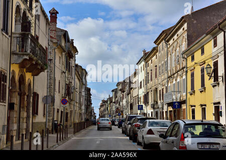 Main Street in kleinen Stadt Vodnjan (für die Erzeugung von Olivenöl bekannt) mit parkenden Autos, Istrien, Kroatien Stockfoto