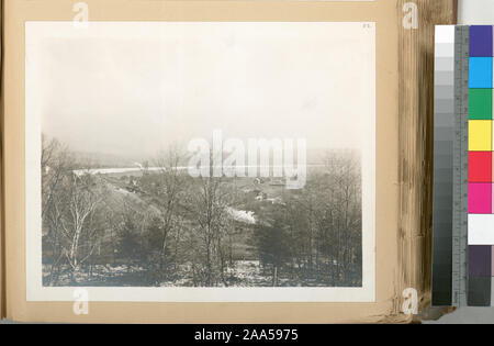 Eine Sammlung von Fotos, die durch eine getippte, klassifiziert Liste der Titel begleitet. Acc. Hdq. R. 511; Ashokan Behälter. Allgemeine Ansicht, Nord-Ost, West und Mitte Deiche im Bau. Hinweis Ulster und Delaware Eisenbahntunnel durch Deiche an links und in der Mitte des Bildes. Vertrag 3. November 18, 1913. Stockfoto