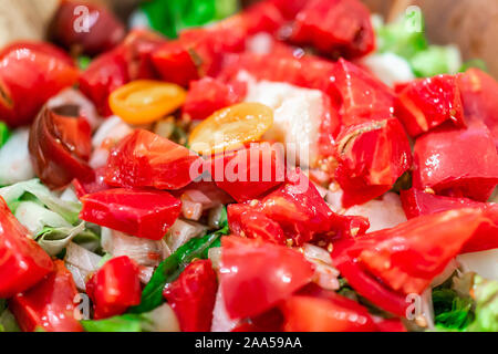 Gehackte bunte Gemüse in Houten Makro Nahaufnahme mit frischen vegan Salat mit romaine Kopfsalat und lebendigen Rot saftige heirloom Tomaten Stockfoto