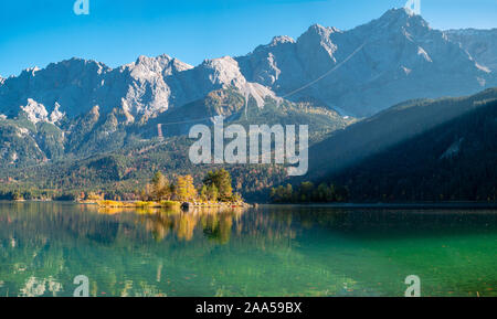 Panorama Bild der Eibsee im Herbst mit der Zudspitze im Hintergrund und Wasser Reflexionen Stockfoto