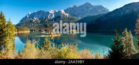 Panorama Bild der Eibsee im Herbst mit der Zudspitze im Hintergrund und Wasser Reflexionen Stockfoto