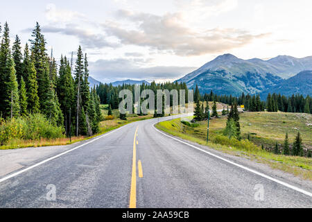 Blick auf San Juan Mountains in Silverton, Colorado im Jahr 2019 Sommer morgen von leeren Autobahn Straße nach Durango Stockfoto