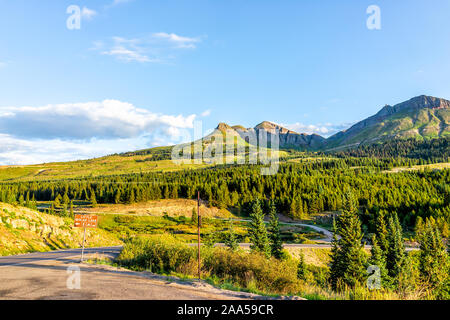 Sonnenaufgang in Rocky San Juan Berge in Silverton, Colorado im Jahr 2019 Sommer morgen mit Wiese Tal und Zeichen für wenig molas See Stockfoto