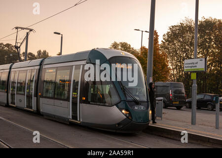 Universität Nottingham Straßenbahnhaltestelle, University Boulevard Nottingham England Großbritannien Stockfoto