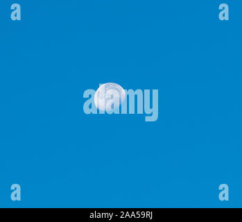 Foto der Mond während des Tages mit einem blauen Himmel Stockfoto