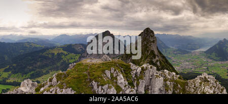 Panorama-aufnahme des Swiss Mountain Grosser Mythen in den Schweizer Alpen an einem bewölkten Nachmittag Stockfoto