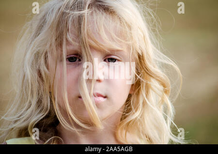 Mädchen mit langen blonden Haaren in der freien Natur in der Goldenen Stunde Zeit Stockfoto