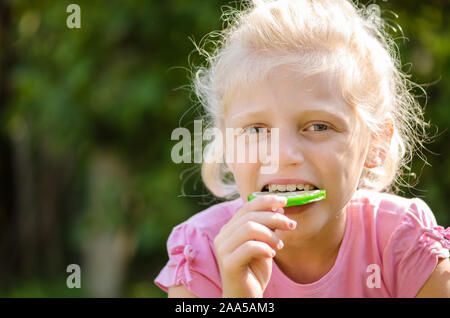 Kleines Mädchen einen Lutscher in der Hand halten Stockfoto