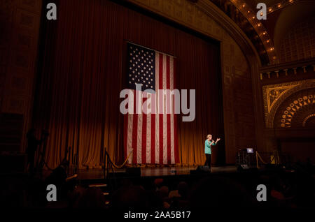 Der Präsidentschaftskandidat der Demokratischen Partei Elizabeth Warren liefert Ihr stumpfrede zu einem vollen Auditorium Theater in Chicago, Illinois, USA vom 29. Juni 2019 Stockfoto