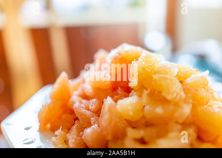 Nahaufnahme von roten und weißen geschälte Grapefruit Haufen von Zitrusfrüchten Zutaten kochen saftig tropischer lebendige Nahrung auf Platte Stockfoto