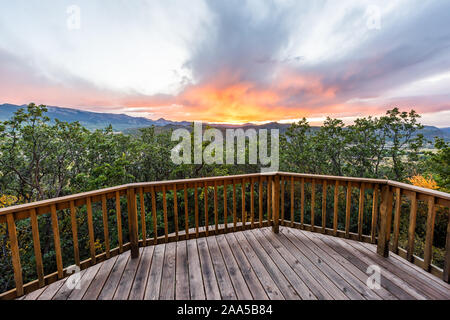 Aspen, Colorado Haus Immobilien Anzeigen mit Holzdeck Geländer auf Balkon und Terrasse und im Herbst Laub im Roaring Fork Valley 2019 und Sonnenuntergang Stockfoto