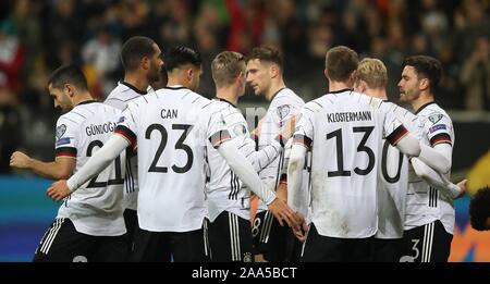 Frankfurt am Main, Deutschland. 19 Nov, 2019. firo: 19.11.2019 Fußball Europameisterschaft Euro Qualifikation: EM-Qualifikation Nationalmannschaft Deutschland - Nordirland Ziel Jubel zum 2:1 Leon Goretzka, mehr als fünf Spieler | Verwendung der weltweiten Kredit: dpa/Alamy Leben Nachrichten Quelle: dpa Picture alliance/Alamy Live NewsCredit: dpa Picture alliance/Alamy Stockfoto