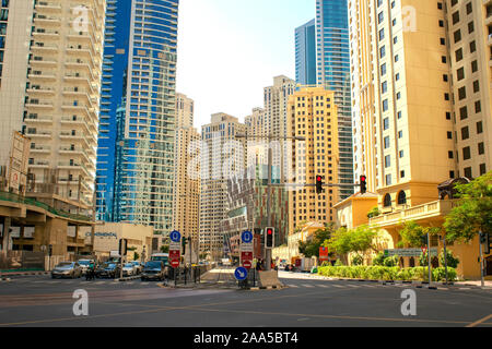 Dubai/VAE - November 11, 2019: Blick auf jbr Straße Kreuzung. Jumeirah Beach Residence. Dubai Straße Stockfoto