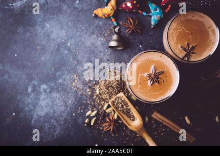 Masala Tee (Masala Chai). Ein traditionelles heißen Getränk in Indien und Südasien. Schwarzer Tee mit Milch und Gewürzen. Stockfoto