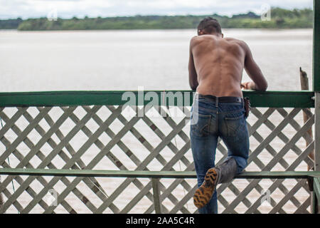 Landschaft mit dem Kanu Flüsse und Wald im Hintergrund mit RIVERINE als Protagonisten Stockfoto