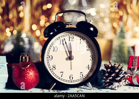 Weihnachten Komposition. Uhren, Geschenkboxen, Kegel und Weihnachten Spielzeug auf glänzenden Hintergrund. Kopieren Sie Platz. Stockfoto