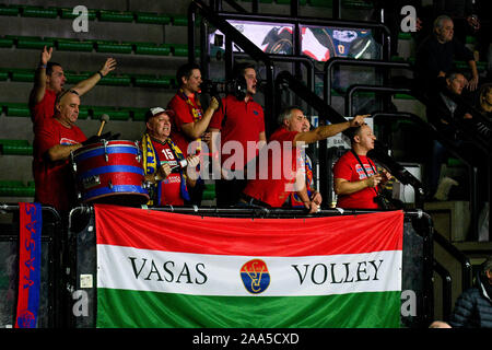 Treviso, Italien. 19 Nov, 2019. Fans von vasas Obuda budapestduring Carraro Imoco Conegliano vs Vasas Obuda Budapest, Volleyball Champions League Frauen in Treviso, Italien, 19. November 2019 - LPS/Ettore Griffoni Credit: Ettore Griffoni/LPS/ZUMA Draht/Alamy leben Nachrichten Stockfoto