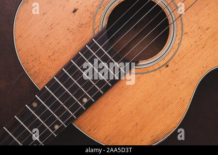 Hohe Betrachtungswinkel vintage Altmodische akustische Gitarre Hals und Resonanzboden aus Holz Stockfoto