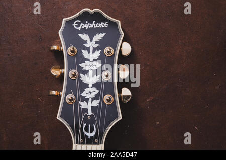 Rom, Italien, 17. November 2019. Hohe Betrachtungswinkel close up Music concept e-gitarre Epiphone Kopf und Stimmwirbel vintage altmodisch Stockfoto