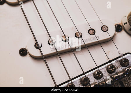 Rom, Italien, 17. November 2019. Hohe Betrachtungswinkel und altmodische E-Gitarre weißen Körper Seymour Duncan Pick-up und Akkorde Brücke Stockfoto