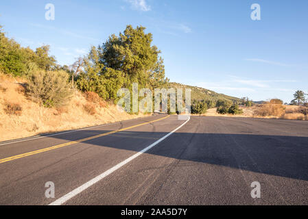 Cuyamaca Rancho Park an einem Herbstmorgen. San Diego County, Kalifornien, USA. Blick entlang der California State Route 79. Stockfoto