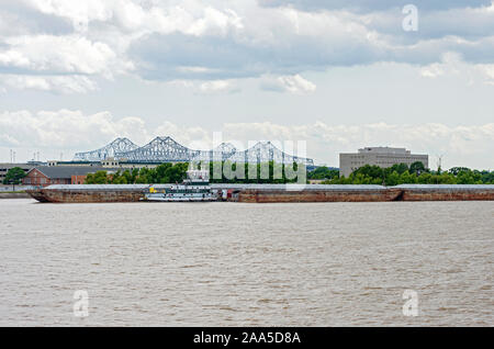 New Orleans, Louisiana/USA - 14. Juni 2019: speyrer und Schiff entlang der Ufer des Mississippi und Crescent City Connection Bridge. Stockfoto