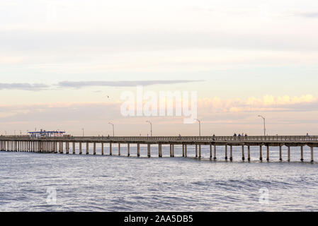 Küsten Szene auf einem November Morgen. Blick auf den Ocean Beach Pier. San Diego, Kalifornien. Stockfoto