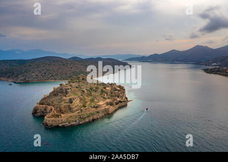 Luftaufnahme der Insel Spinalonga mit ruhigem Meer. Hier wurden isoliert Aussätzigen, Menschen mit der Hansen Krankheit, Golf von Elounda, Kreta, Griechenland. Stockfoto