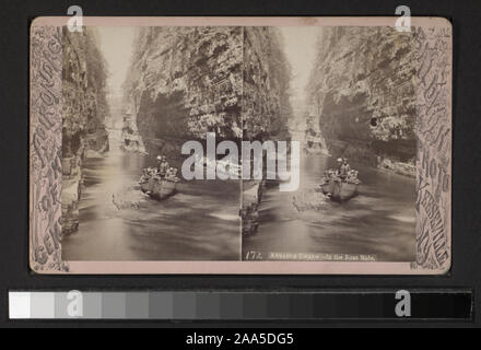 Robert Dennis Sammlung von stereoskopische Ansichten. Blick auf Au Sable Abgrund, Birmingham und Horseshoe Falls, einschließlich Winter;Ansichten von Felsen, Brücken, Treppen, Boote, und Touristen, und Blick auf Keeseville, einschließlich Brücken und Straßen. Enthält zwei handkolorierte Ansichten. Blick von G. W. Baldwin, R. M. McIntosh, H. S. Tousley und andere Fotografen und Verlage.; Ausable Kluft. In der Bootsfahrt. Stockfoto