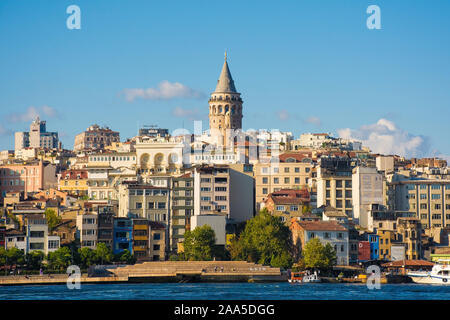 Istanbul, Türkei - 6. September 2019. Die einheimischen Fisch und auf der Beyoglu direkt am Wasser entspannen. Von der Galatabrücke mit Galata Tower gesehen Zentrale Stockfoto