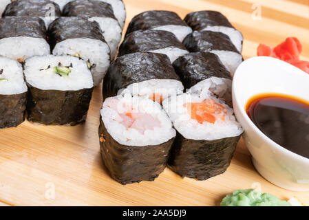 Der Mohn in verschiedenen Füllungen. Mit Ingwer und Wasabi. Stockfoto