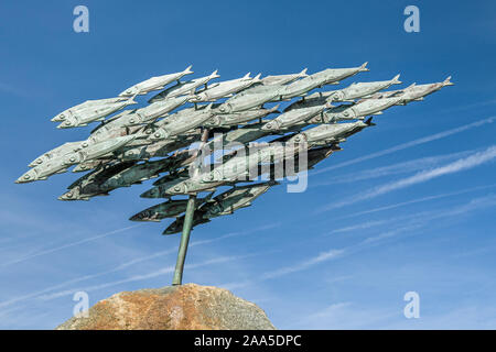 The Fishguard Herrings - Kunst aus Metall im unteren Fishguard- oder Abergwaun-Dorf, Pembrokeshire, Westwales, des Bildhauers John Cleal. Stockfoto