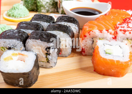 Sushi Set von Brötchen und Mohn, mit Lachs und Kaviar. Close-up. Stockfoto