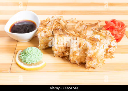 Getrockneter Thunfisch panade Rollen mit verschiedenen Füllungen. Close-up. Stockfoto