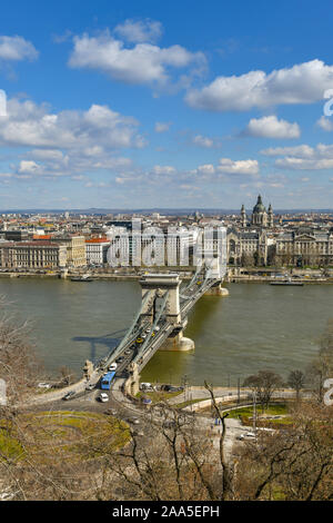 BUDAPEST, Ungarn - März 2019: Die Kettenbrücke, die die Donau in der Mitte von Budapest, überquert. Stockfoto