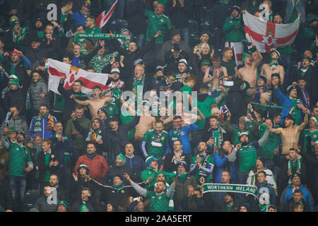 Frankfurt am Main, Deutschland. Nov, 2019 19. EURO QUALI 2020 Germany-North Irland, Frankfurt, 19.November 2019. Nord irischen Fans feiern sehr fair Deutschland - Nord irland Wichtig: DFB-Vorschriften die Verwendung von Fotografien als Bildsequenzen und/oder quasi-Video zu verbieten. Die Qualifikation für die Europameisterschaft, EM Quali, 2020 Saison 2019/2020, 19. November 2019 in Frankfurt am Main, Deutschland. Credit: Peter Schatz/Alamy leben Nachrichten Stockfoto