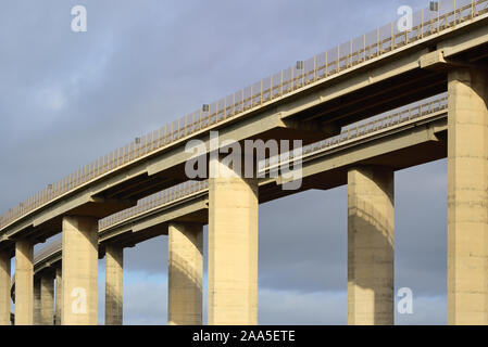 Nahaufnahme einer großen Beton Autobahn Brücke vor dunklen Wolken in Italien Stockfoto