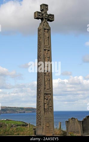 Hohen Steinernen Kreuz im Gedächtnis von Caedmon, am East Cliff, Whitby. Stockfoto