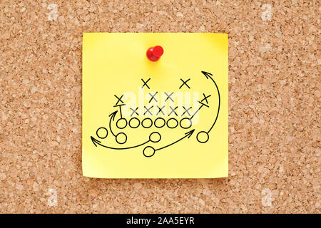 American Football oder Rugby Spiel playbook, Strategie oder Taktik auf gelbe Haftnotiz auf Bulletin Pinnwand angeheftet. Stockfoto