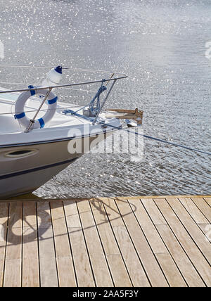 Bild von einem Boot Bug günstig zu einem Pier in der Marina. Stockfoto