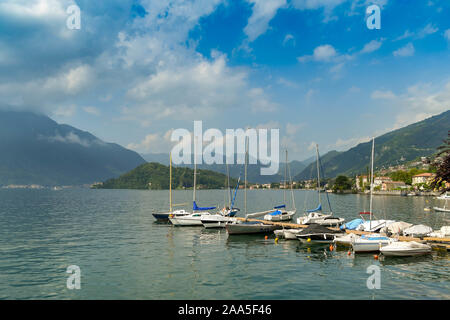 TREMEZZO am Comer See, Italien - JUNI 2019: Segeln Boote in der Nähe von Tremezzo günstig auf dem ruhigen Wasser des Comer Sees. Stockfoto