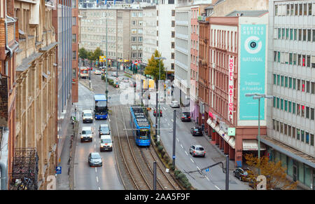 Luftaufnahme der Baseler Straße, mit Anschlüssen für Straßenbahnen in der Mitte und Straßen mit Verkehr auf beiden Seiten. Frankfurt am Main, Deutschland. Stockfoto