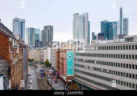 Luftaufnahme der Baseler Straße und die Wolkenkratzer des Bankviertel (zentrale Geschäftsviertel, CBD). Frankfurt am Main, Deutschland. Stockfoto